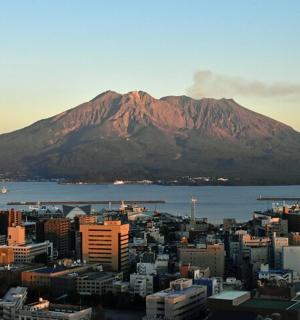 以山为背景的城市景观