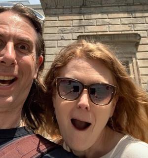 一名男子和一名女子站在一栋建筑物前