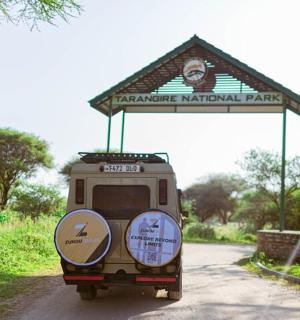 道路上有标志的小型车辆