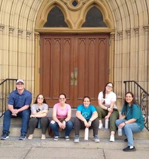 一群人坐在一栋建筑物前