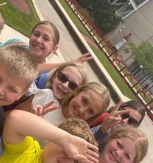 skupina mladých lidí pózujících pro fotografii