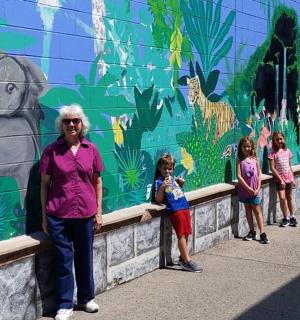 一群孩子站在壁画前