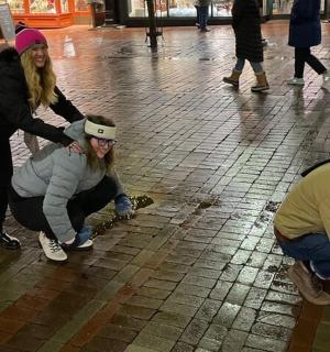 一群人在街上玩耍