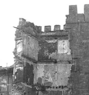 一张老建筑的黑白照片