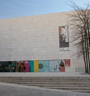 ein Gebäude mit einem Schild an der Seite