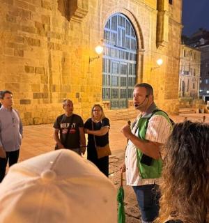 一群人站在一栋建筑物前