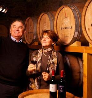 muž a žena stojící před vinnými sudy