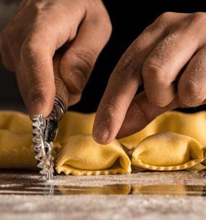 用刀切食物的人