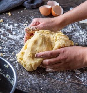 一个人正在桌子上做一片面包