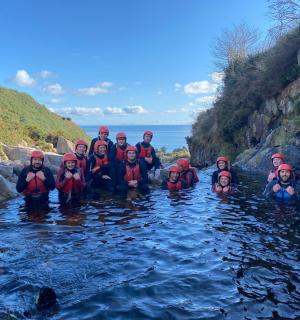 skupina lidí stojí ve vodě