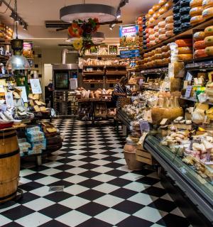 一家铺着格子地板的杂货店