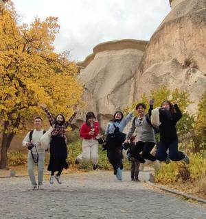 一群人在岩石前跳跃