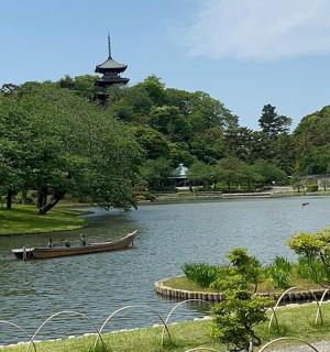 skupina lidí v lodi na jezeře