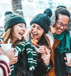 一群人一边笑一边看着手机