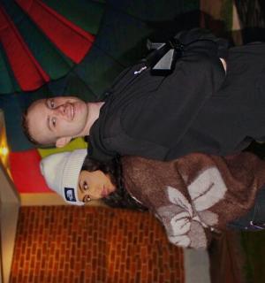 un home i una dona en un tobogan en una tenda de campanya