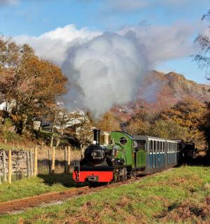 一辆蒸汽火车正沿着轨道驶来