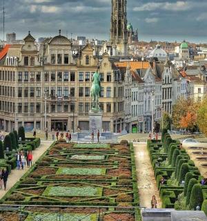 带有喷泉和建筑物的城市景观