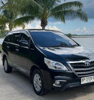 一辆黑色货车停在水体旁边的道路上