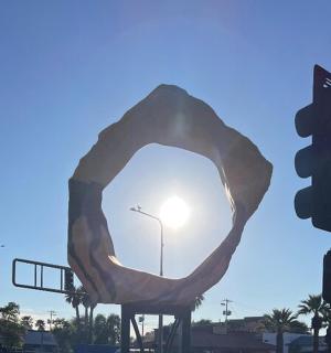 带有椒盐卷饼雕塑的交通信号灯