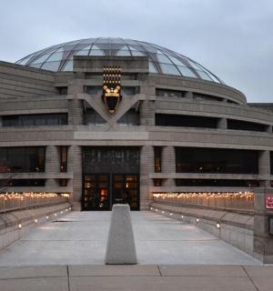 ein großes Gebäude mit einer großen Glaskuppel