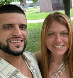 ein Mann und eine Frau posieren für ein Foto