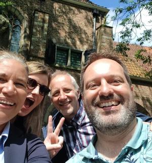 eine Gruppe von Menschen, die für ein Foto posieren