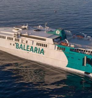 水中一艘大型渡船