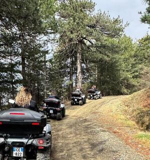 一群人骑着摩托车沿着土路行驶