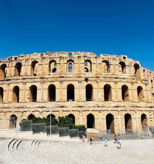 velká budova s lidmi, kteří chodí před ní