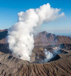 en bølge af røg, der kommer ud af en vulkan
