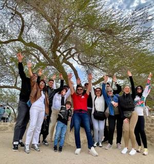 一群人站在一棵树前