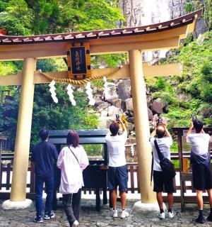 a group of people standing in front of a torrine