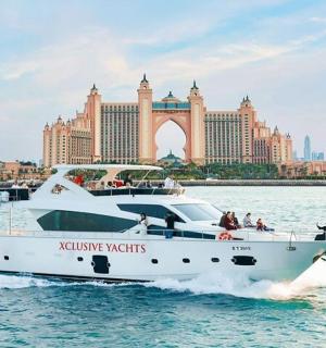 建筑物前水中的一艘船