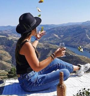 一位女士坐在窗台上看着手机