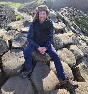 muž sedící na hromadě kamení