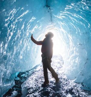 一名男子站在冰洞里
