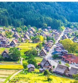 山区村庄的鸟瞰图