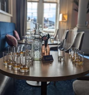 房间里有一张桌子，上面放着一些玻璃杯。