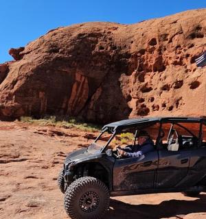 osoba řídící džíp v poušti