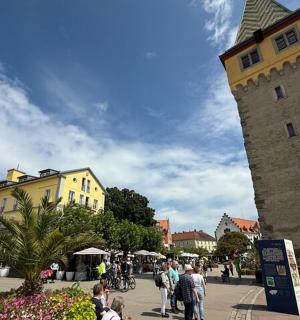 група људи који стоје близу високе куле