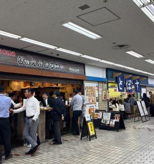 一群人站在商店的酒吧周围