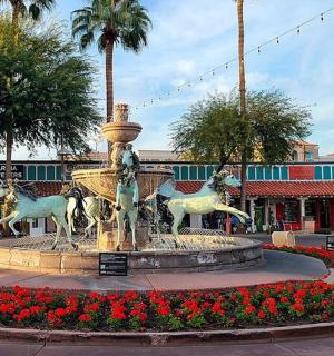 purskkaev keset tänavat punaste lilledega