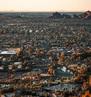 pemandangan udara bandar dengan sungai dan gunung