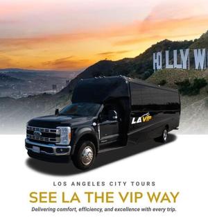 一则黑色卡车的广告,上面写着“VIP通道,尽享尊贵体验”。