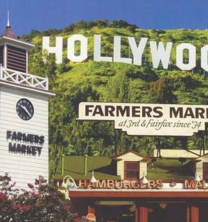 农贸市场的招牌,旁边是钟楼