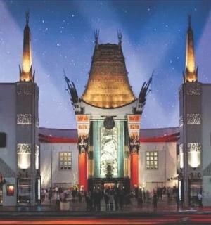 一座前面有钟的大楼