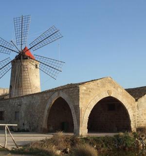 budova s větrným mlýnem na vrcholu