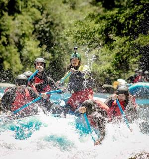 一群人在河上漂流