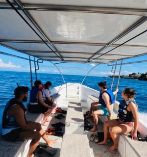 skupina lidí sedících na lodi ve vodě