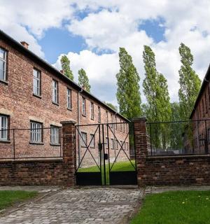 一座带有大门的大型砖砌建筑